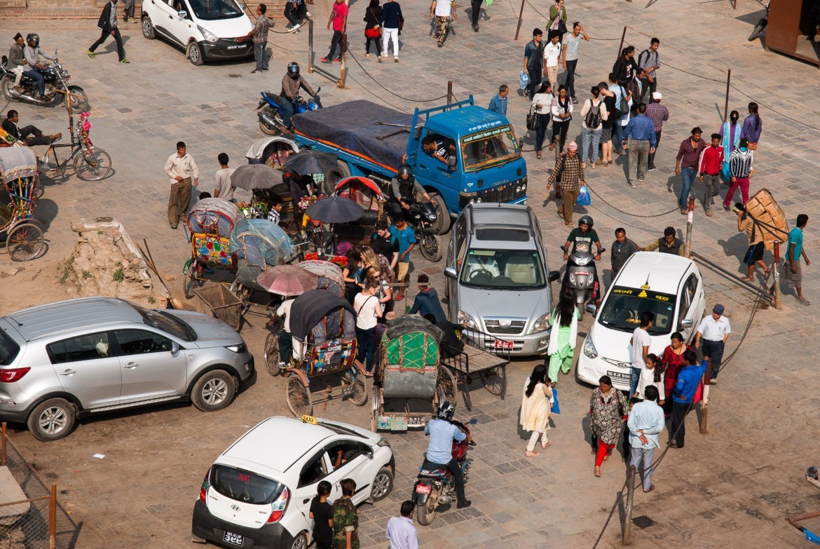Postój taksówek, riksz i przewodników na Durbar Square