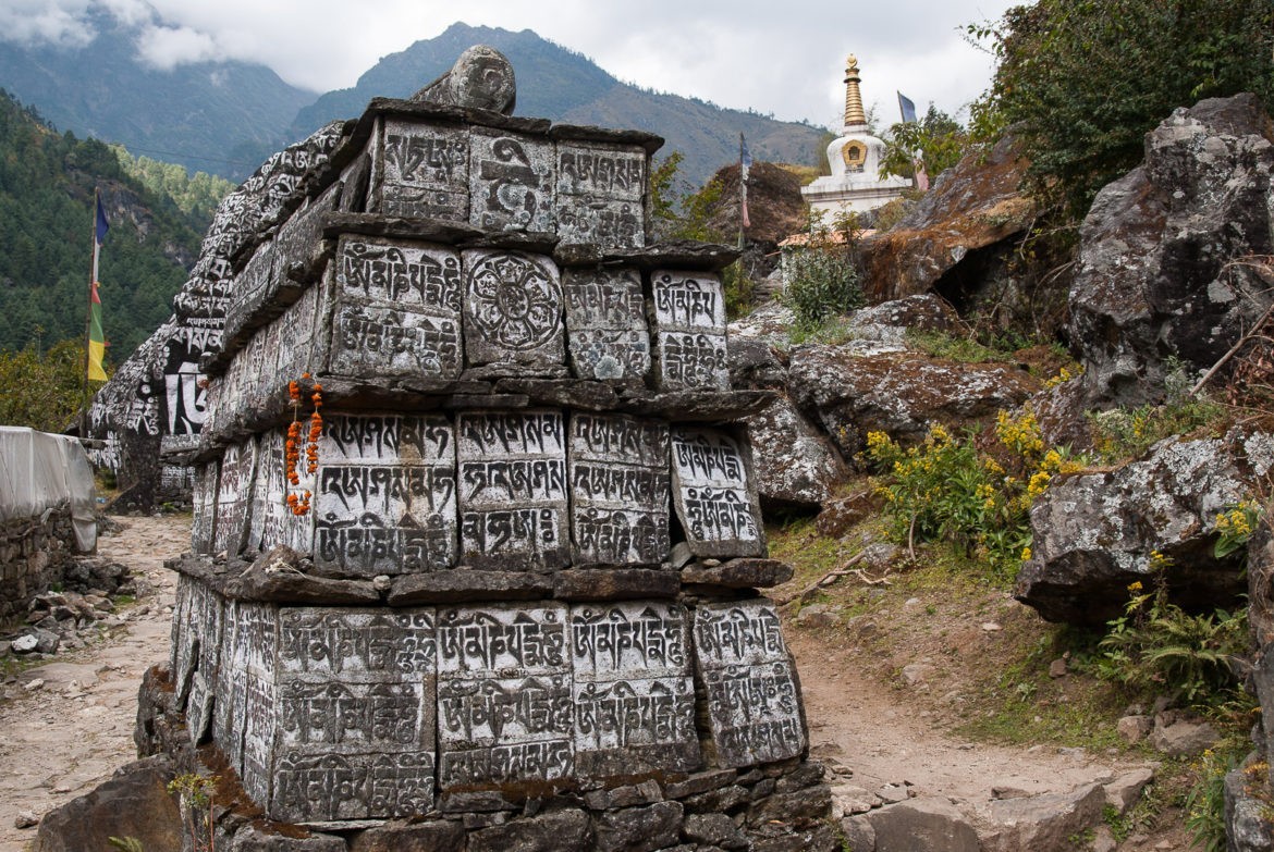 Tabliczki modlitewne na szlaku do Namche Bazar