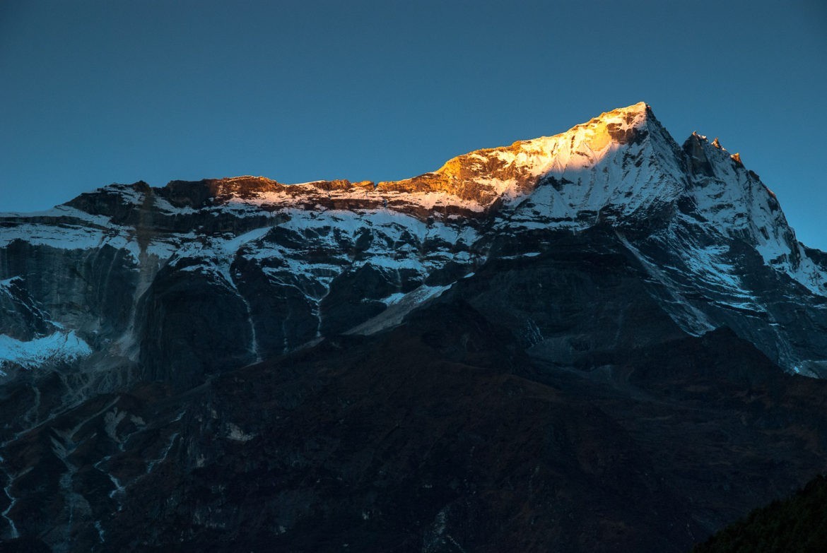 Ostatnie promienie słońca na Kongde Ri górującym nad Namche Bazar