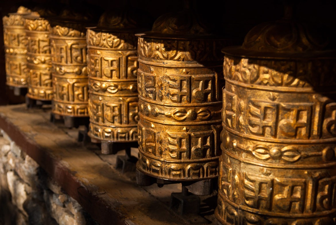 Młynki modlitewne na zewnątrz świątyni w Namche Bazar