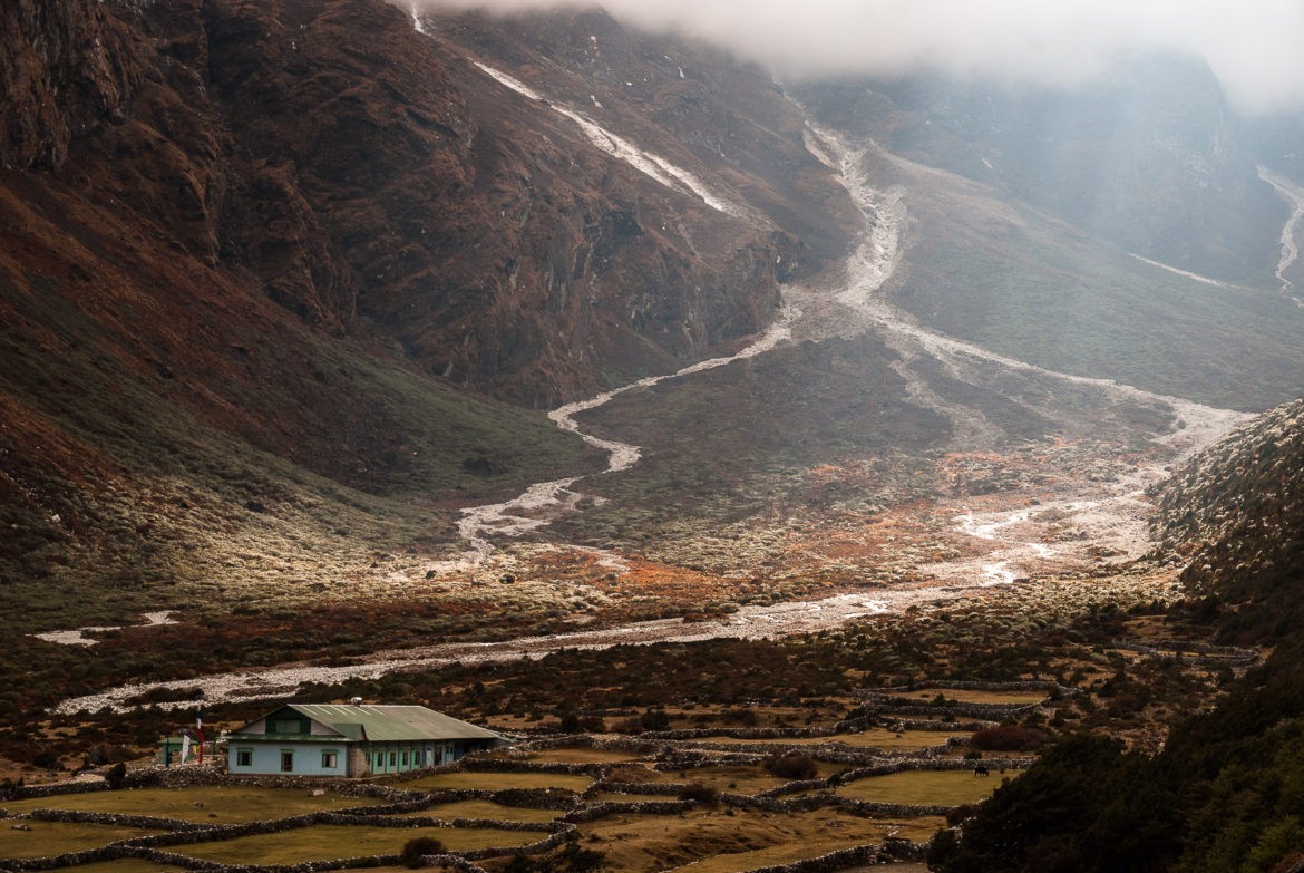 Wieczorna mgła nad wioską Thame