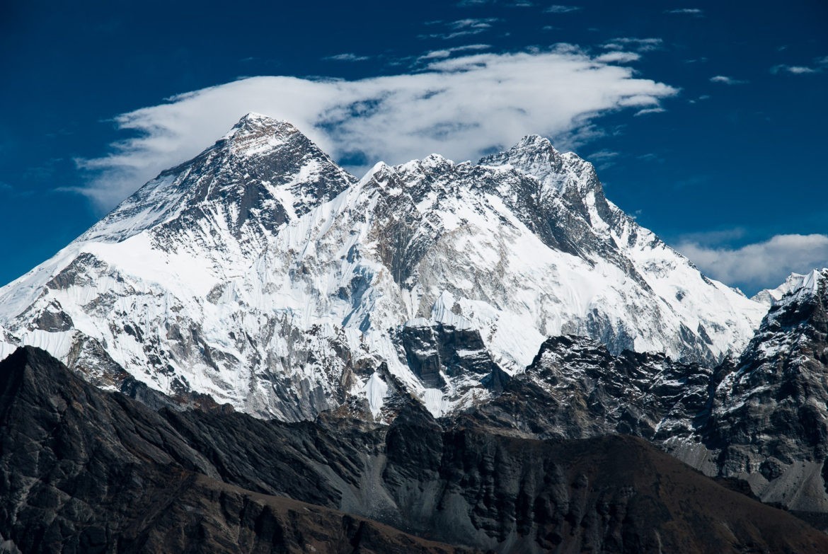 Zbliżenie na Everest (8848m), Nuptse (7861m) i Lhotse (8516m)