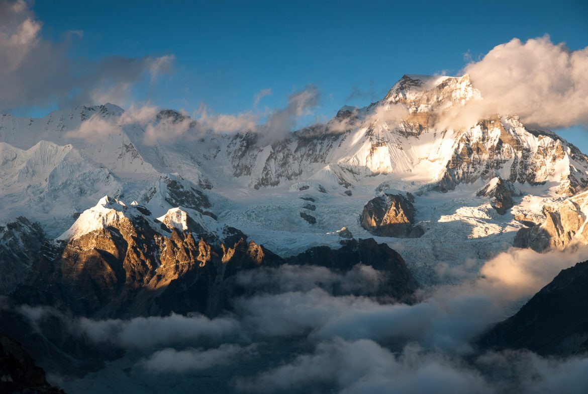 Stoimy na szczycie Gokyo Ri, a pod nami chmury