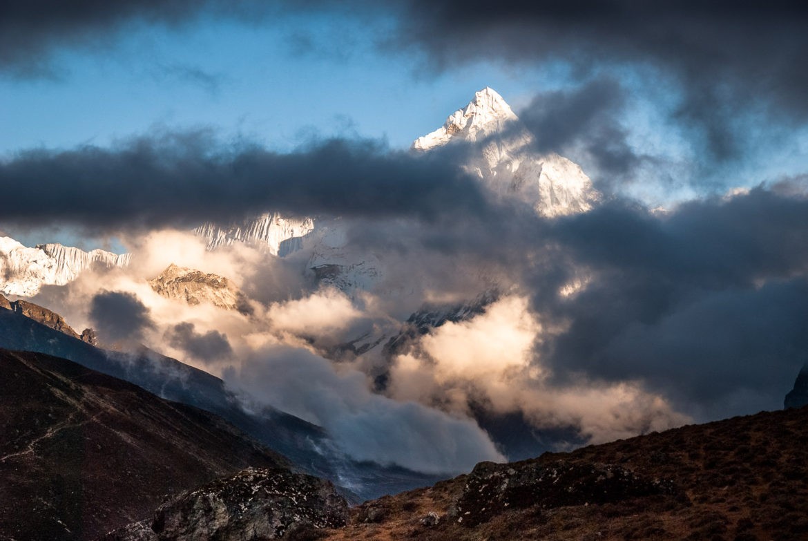 Ama Dablam skąpana w chmurach podczas obserwacji z wioski Dzongla