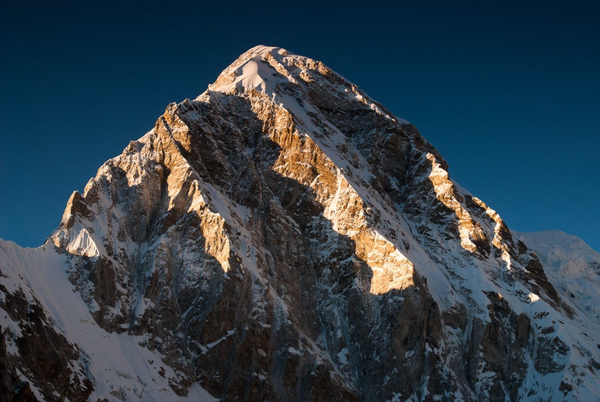 Szczyt Pumori (7161m) widoczny z Kala Patthar