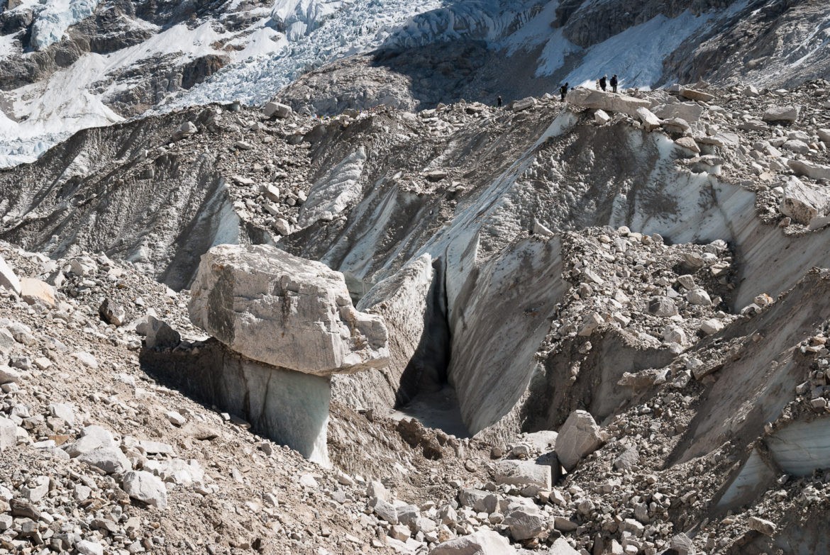 Ludzie widoczni po prawej stronie ukazują skalę lodowca