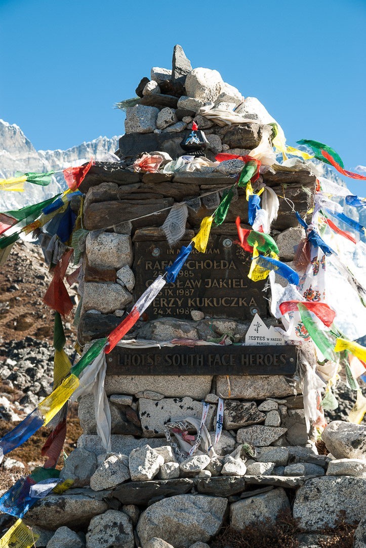 Chorten ku pamięci herosów południowe ściany Lhotse: Chołda, Jakiel i Kukuczka