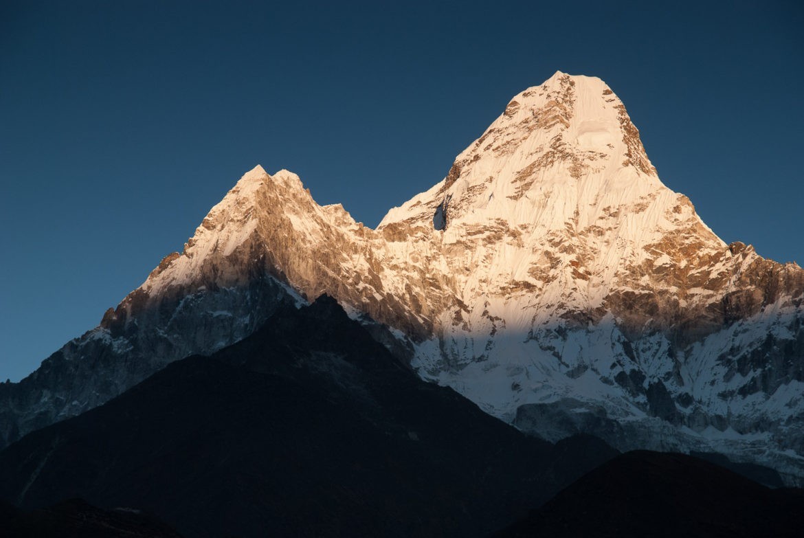 Majestatyczna Ama Dablam (6812m) powoli kryje się w cieniu