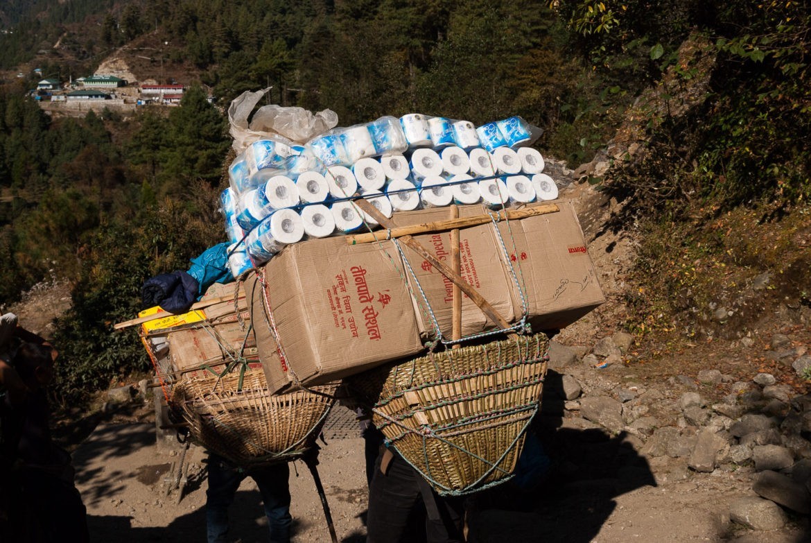 Tragarze przenoszą olbrzymie ładunki. Papier toaletowy osiąga szalone ceny