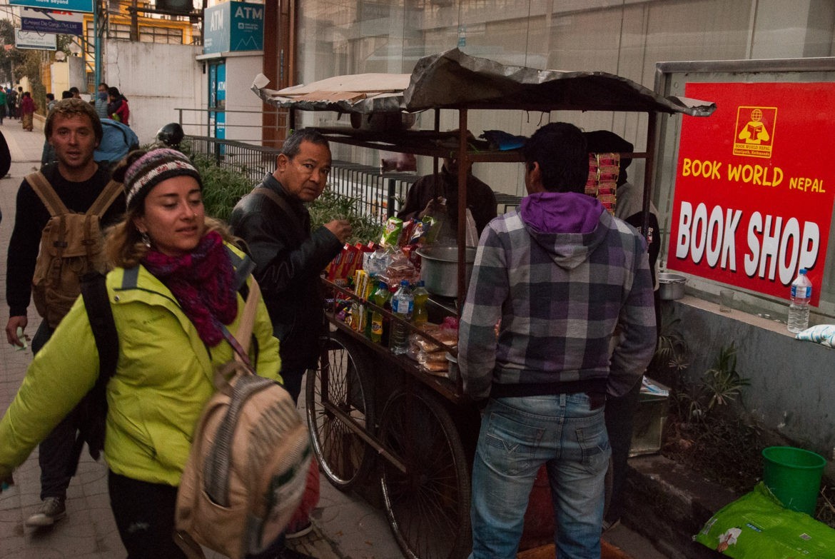 Handel uliczny i turyści wyjeżdżający do Pokhary