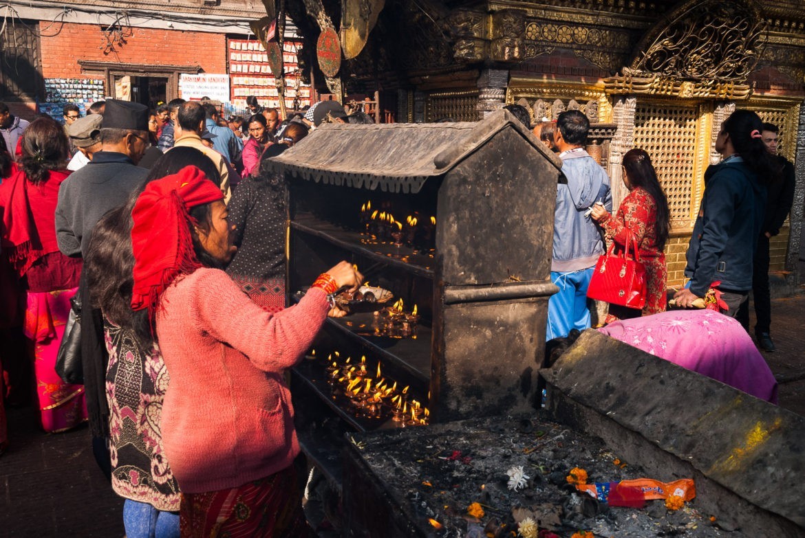 Kobieta podczas obrzędów w Świątyni Małp