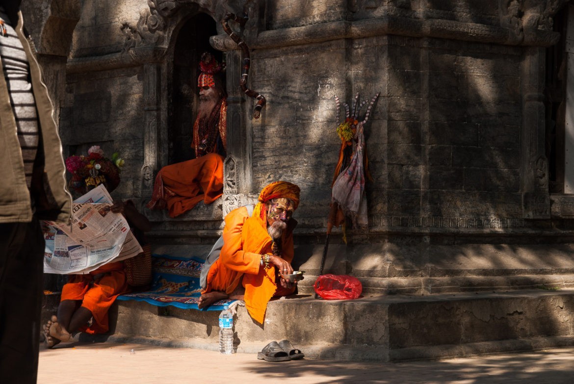 Święci mężowie w kompleksie świątyni Pashupatinath