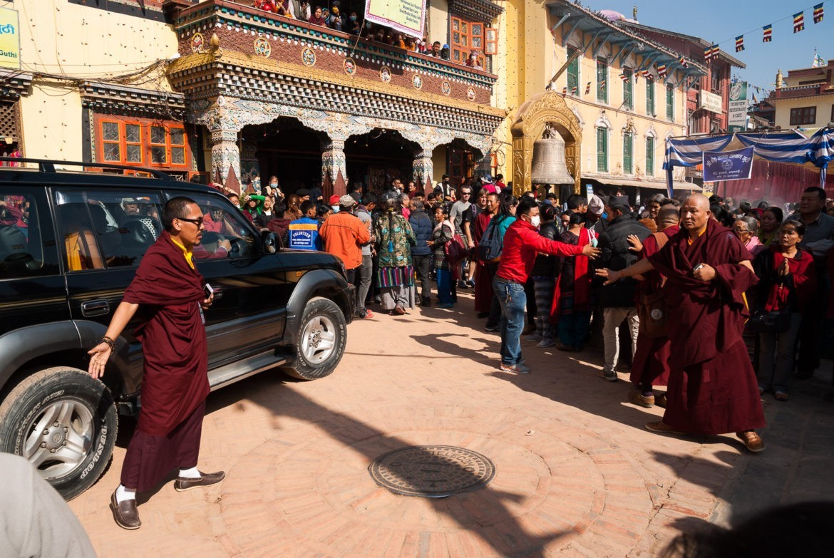 Ważniejsi mnisi wjeżdżają na modlitwy luksusowymi samochodami