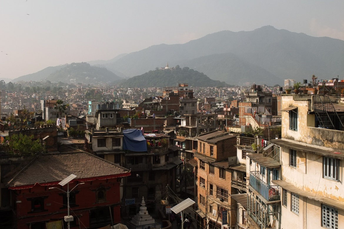 Widok na Kathmandu z tarasu restauracji na Durbar Square