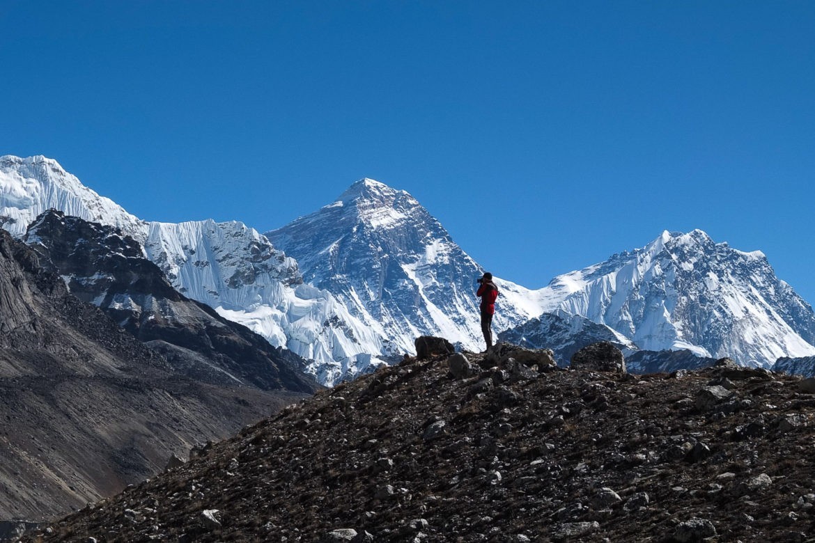 Michał na tle Everestu podczas wycieczki do bazy pod Cho Oyu