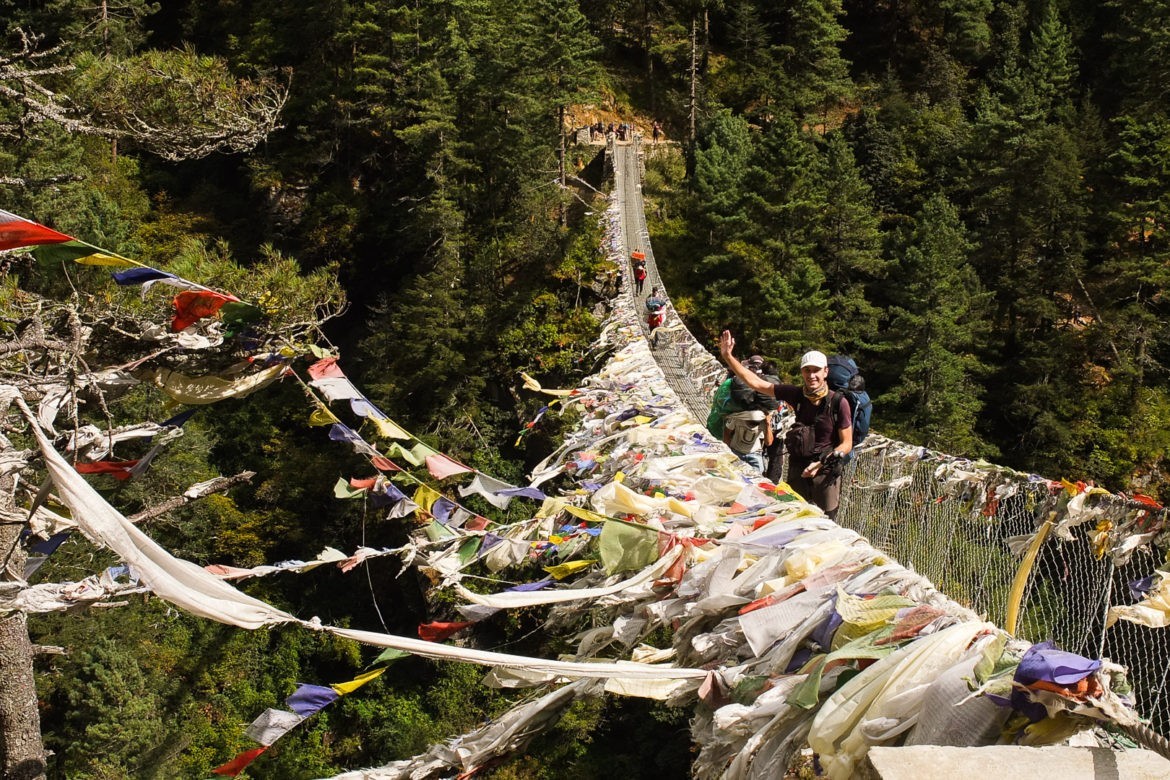 Michał przechodzi przez jeden z mostów linowych