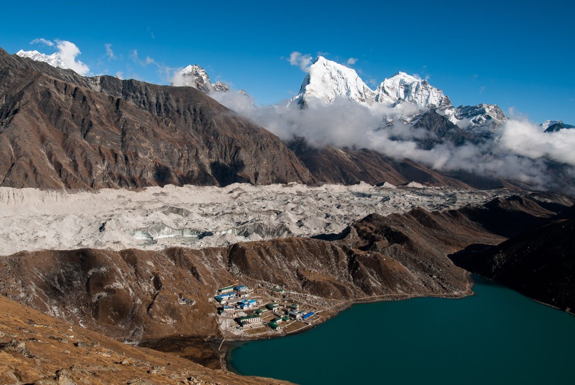 Okolice wioski Gokyo widoczne podczas wejścia na Gokyo Ri
