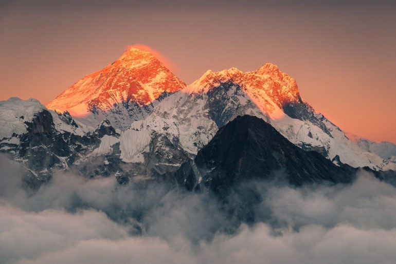 Mount Everest promieniach czerwonego zachodzącego słońca