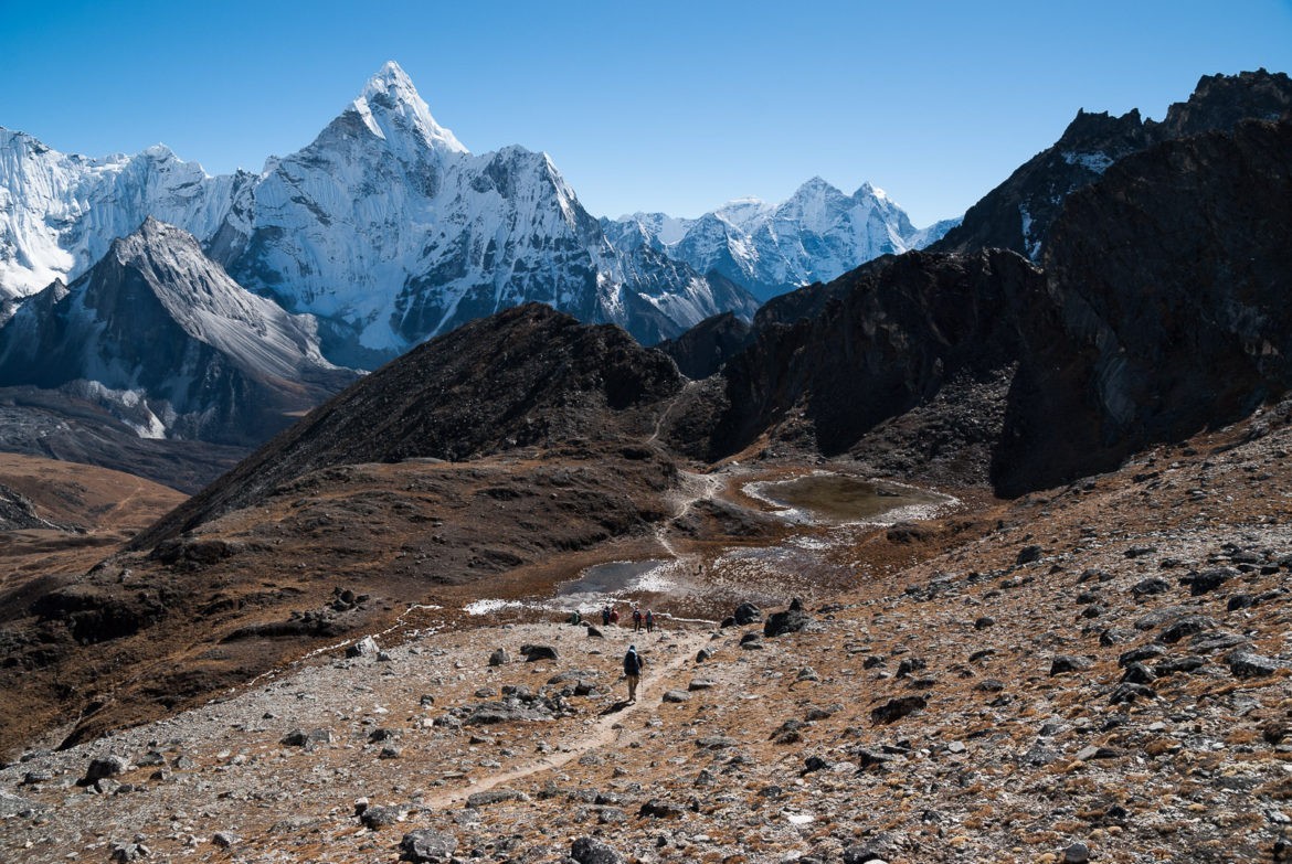 Zejście do wioski Chukhung z przełęczy Kongma La