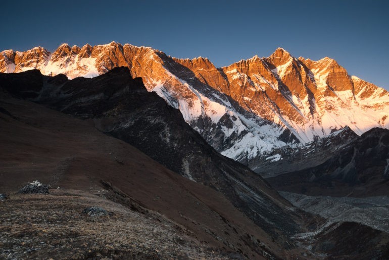 Pasmo południowej ściany Lhotse w promieniach zachodzącego słońca