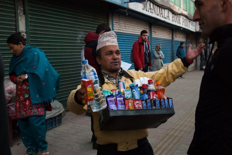 Uliczny sprzedawca w Kathamndu w miejscu odjazdu do Pokhary