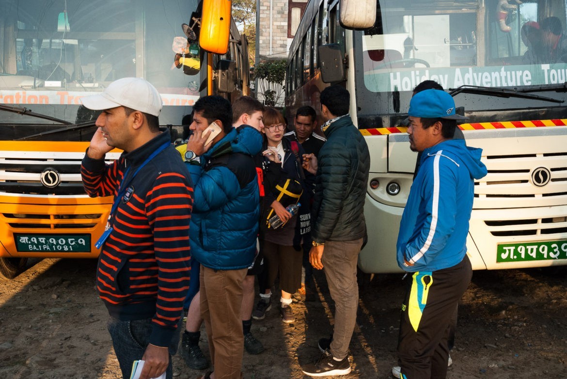 Kierowcy na dworcu autobusowym w Pokharze