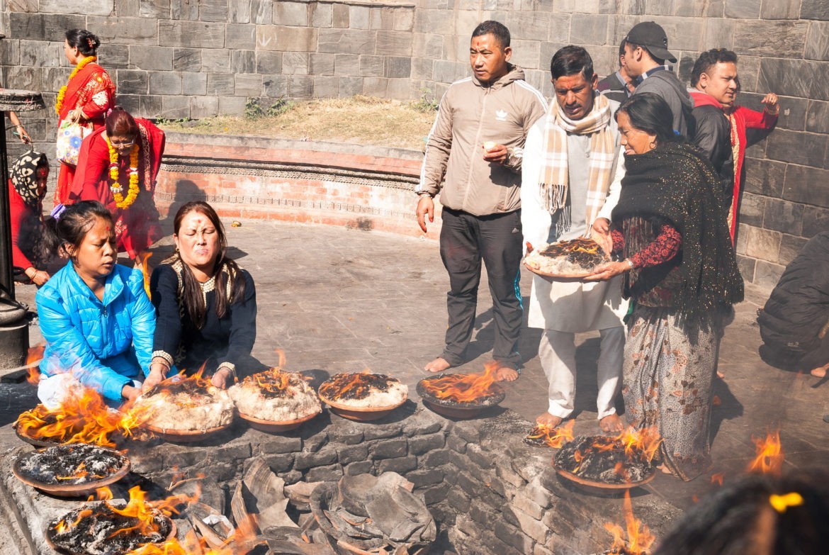 Świątynia Pashupatinath, obrzęd składania zniczy z tysięcy knotków
