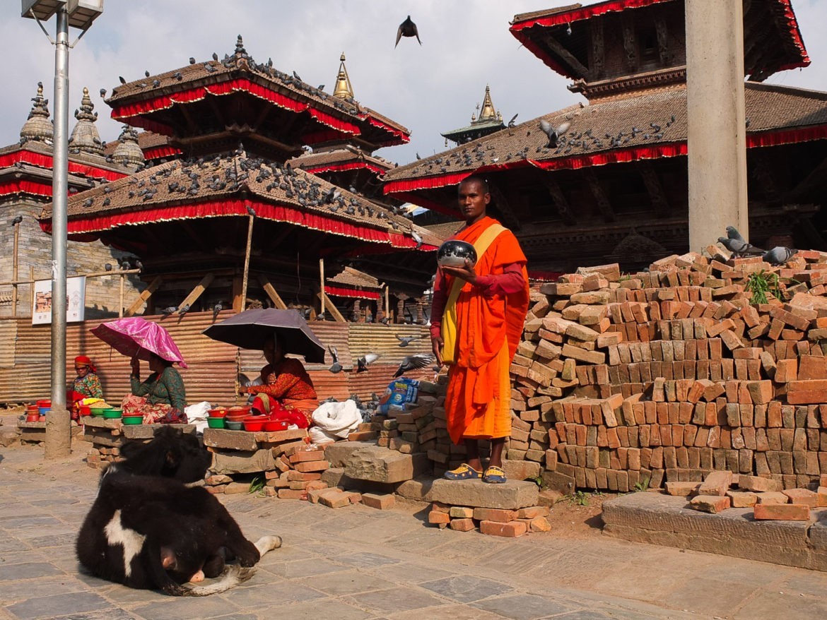 Mnich zbierający pieniądze na Durbar Square