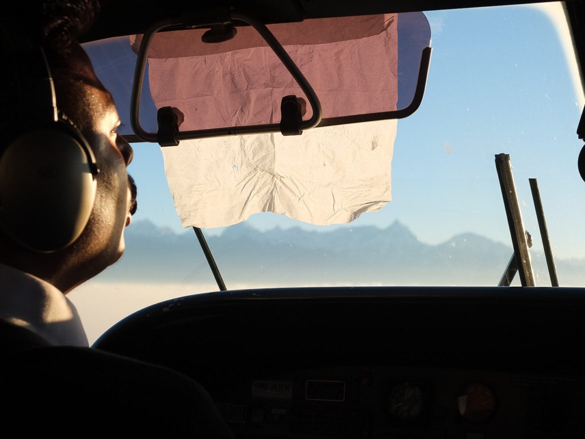 Pilot podczas porannego lotu do Lukli
