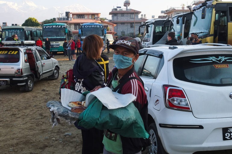 Sprzedawca drożdżówek na dworcu autobusowym w Pokharze
