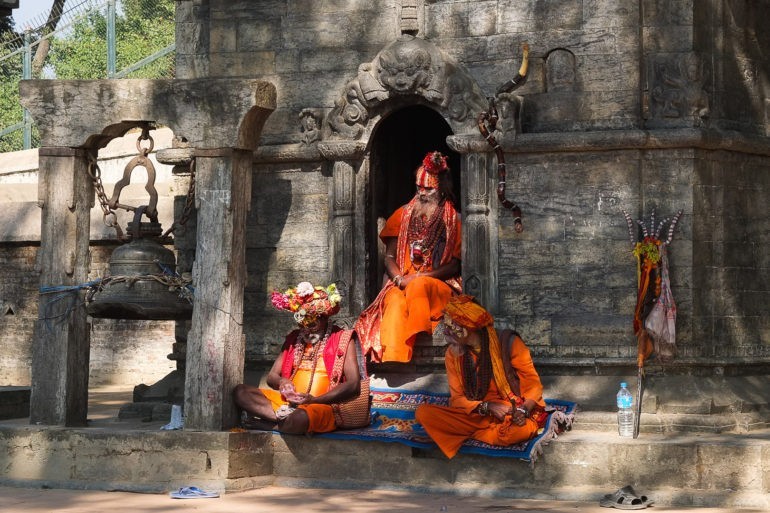 Święci mężowie z kompleksie świątyni Pashupati