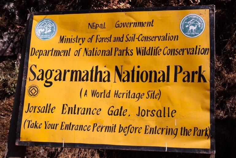 Tablica informacyjna przy wejściu do parku narodowego