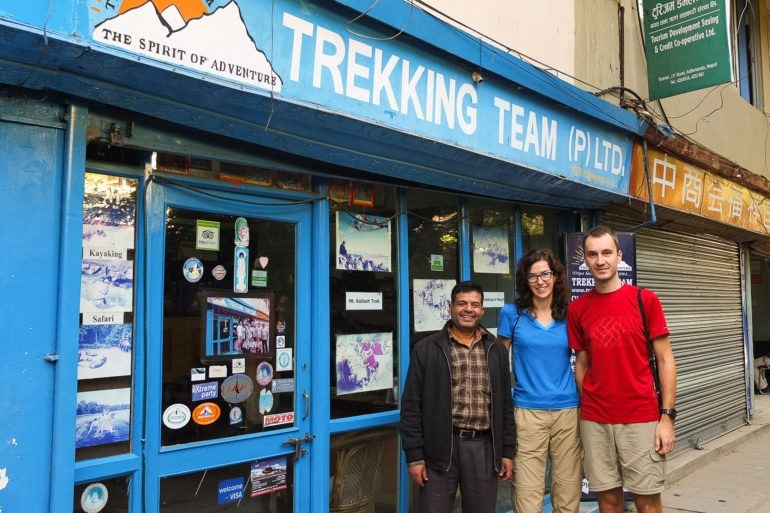 Razem z właścicielem przed siedzibą agencji turystycznej Trekking Team - trekkingteam.com