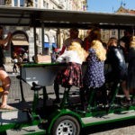 Pojazd imprezowy przejeżdżający przez centrum Pragi