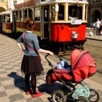 Stary tramwaj przejeżdżający przez Malá Strana