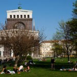 Ludzie wypoczywający w okolicy wieży telewizyjnej (Jiřího z Poděbrad)