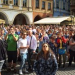 Tłum pod zegarem astronomicznym oczekujący na kilkunastosekundowe widowisko