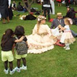 Turyści z różnych epok