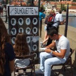 Most Karola jest pełen artystów, którzy produkują sztukę w kilka minut