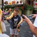 Chłopak z wężem na szyi