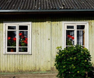 Fragment drewnianego domu na Litwie