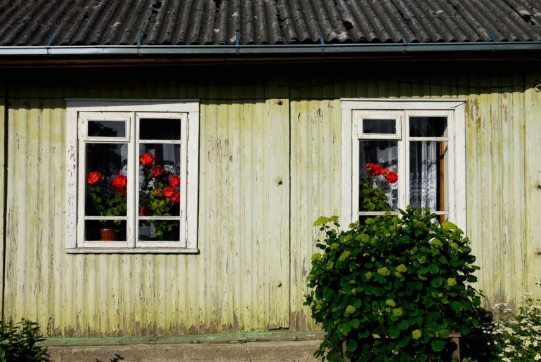 Fragment drewnianego domu na Litwie