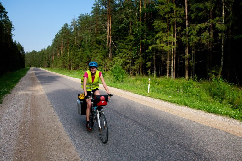Gosia na rowerze podczas przejazdu jednej ze spokojniejszych tras na Litwie
