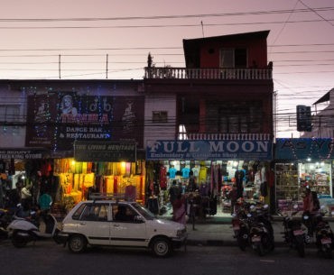 Główna ulica w Pokharze, miejsce handlu i atrakcji dla turystów