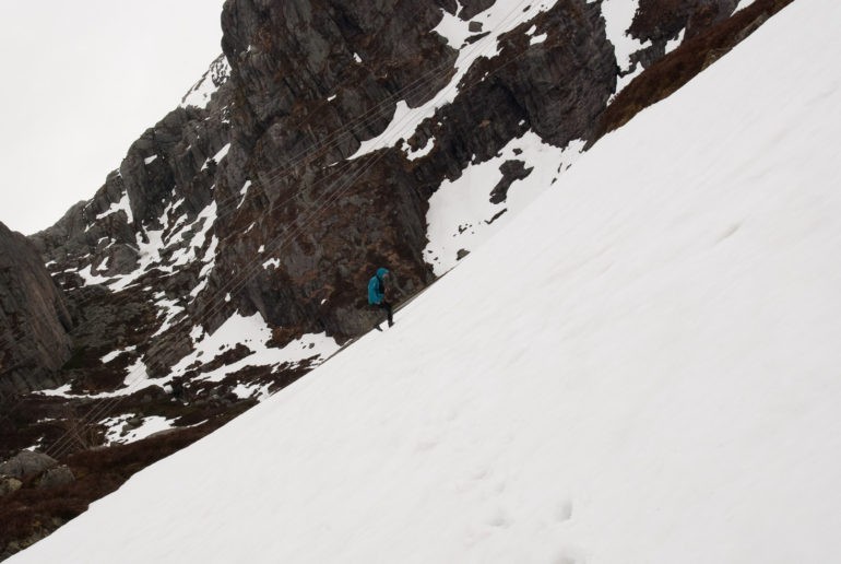 Z braku czasu na dotarcie do Kjerag znaleźliśmy trochę czasu na wygłupy ;) Przekrzywione zdjęcie sugeruje ciężka wspinaczkę po śniegu.