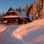 Schronisko na Hali Krupowej w promieniach wschodzącego słońca