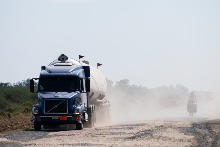 Duże ciężarówki wzniecają olbrzymie ilości pyłu, w których na chwilę znikamy