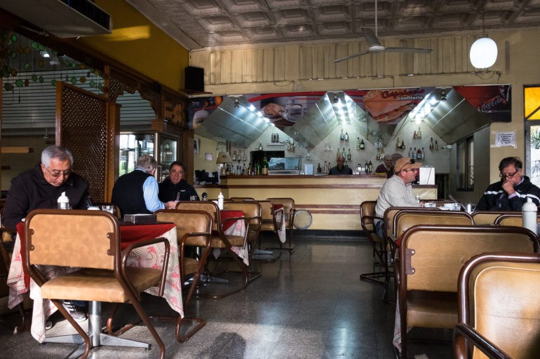 Starsza klimatyczna kawiarnia w San Juan. Ceny w kawiarniach wydają się nie rosnąć