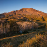 Szczyt Puyehue (2236 m n.p.m.) w promieniach zachodzącego słońca