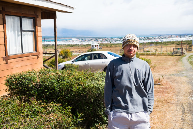 Ricardo przed swoim domem w Puerto Natales